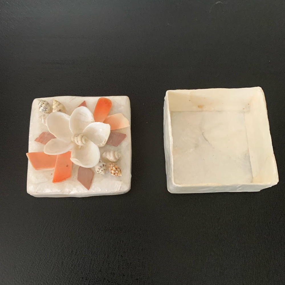 Beautiful mini ring shell box - Picture 2 of 5